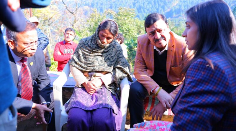 मानव-वन्यजीव संघर्ष : वरिष्ठ अधिकारियों का दल पहुंचा पौड़ी के गजल्ड गांव , गुलदार के हमले में मृत व्यक्ति के परिवार से की मुलाकात , शोक संवेदना जताई, मुआवजा राशि का चेक सौंपा