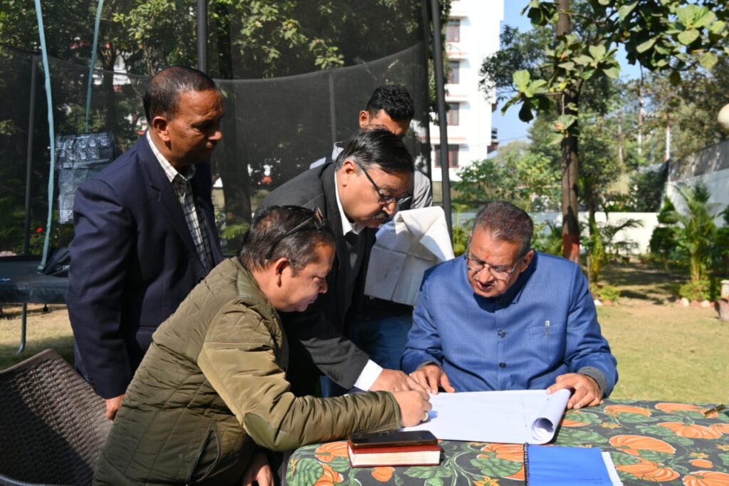 कैबिनेट मंत्री जोशी ने की अफसरों को ताकीद –  सड़क चौड़ीकरण के दौरान स्थानीय निवासियों एवं व्यापारियों को नुकसान ना पहुंचे 