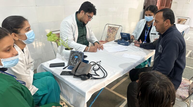 राहत भरा काम:  एसजीआरआर विश्वविद्यालय एवम श्री महंत इन्दिरेश अस्पताल के स्वास्थ्य शिविर का 841 मरीजों ने उठाया लाभ