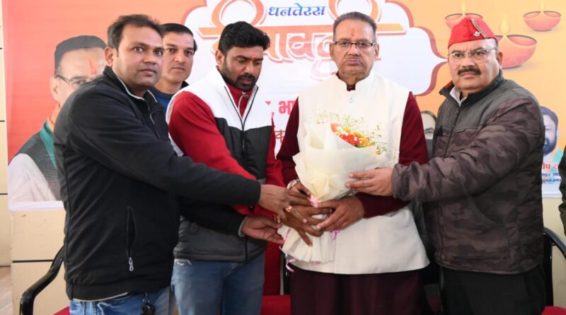 कैबिनेट मंत्री  जोशी से मिले उत्तराखण्ड आउटसोर्स कर्मचारी संगठन के पदाधिकारी ,समान कार्य के लिए समान वेतन और नियमितीकरण की मांग रखी