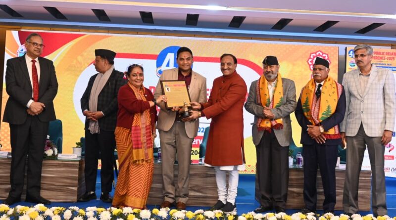 पब्लिक रिलेशन सोसाइटी ऑफ इंडिया के  सम्मेलन में राष्ट्रीय सम्मान से नवाजे गए  सचिव स्वास्थ्य डॉ राजेश, बोले – टेलीमेडिसिन और एयर एम्बुलेंस से बदली उत्तराखंड की स्वास्थ्य तस्वीर 