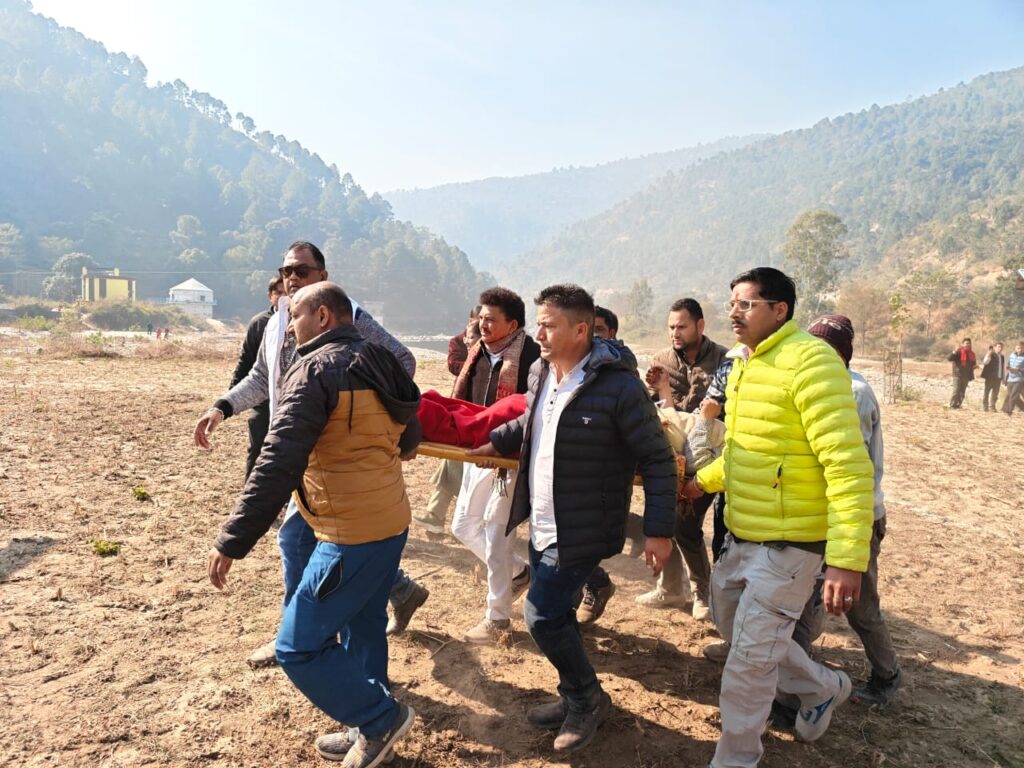 उत्तराखंड में बड़ा सड़क हादसा : अल्मोड़ा में  खाई में गिरी, यात्रियों से भरी बस , 7 की मौत, 12 घायल