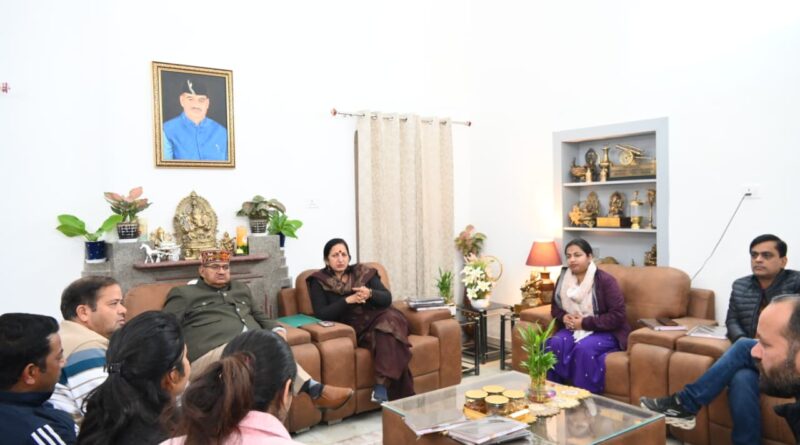 कैबिनेट मंत्री जोशी को  नगर पालिका अध्यक्ष मीरा सकलानी ने मसूरी के विकास कार्यों के बारे में कुछ सौंपा ज्ञापन