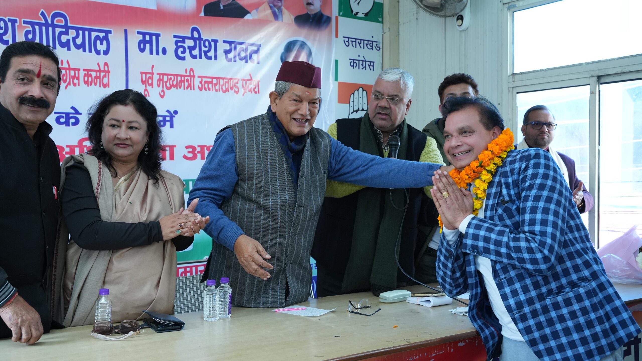 कुनबा बढ़ाने में लगी कांग्रेस,  सैकडों ने थामा पार्टी का दामन, पूर्व मुख्यमंत्री हरीश रावत ने पटका पहना दिलाई सदस्यता