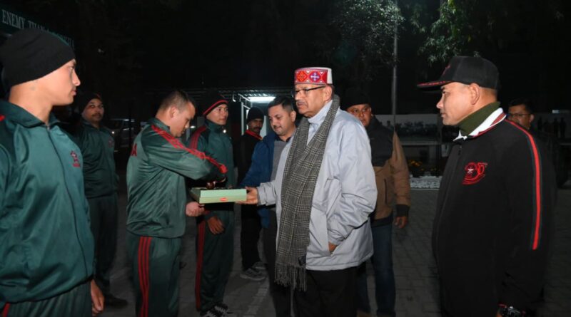 सैनिक कल्याण मंत्री जोशी ने  नववर्ष पर 5/1 गोरखा राइफल्स के जवानों को मिठाई खिलाकर दी नव वर्ष की शुभकामनाएं व मुबारकबाद,कहा – देश की सीमाओं की रक्षा में तैनात हमारे सैनिक राष्ट्र की शान