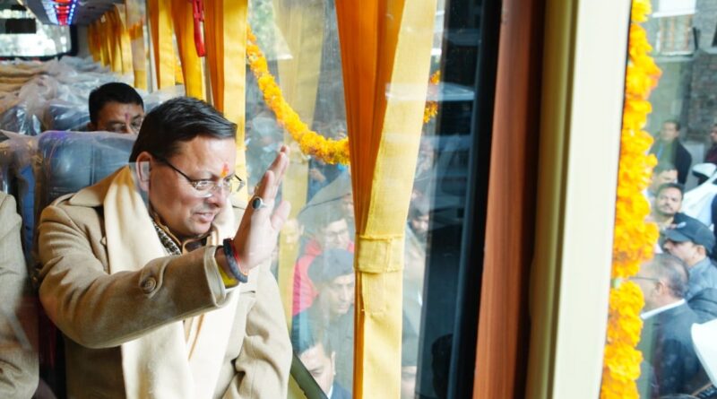 नए साल के पहले दिन सीएम धामी ने किया  फ्लैग ऑफ : उत्तराखंड परिवहन निगम को मिली 100 नई बसें,  कर्तव्यनिष्ठा और ईमानदारी से कार्य करने वाले कर्मठ कर्मचारियों को सीएम ने किया सम्मानित 