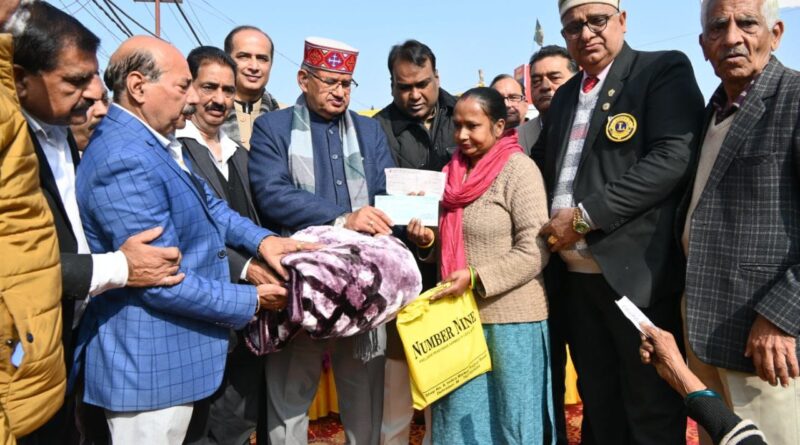 सर्दी के मौसम में दी राहत – कैबिनेट मंत्री जोशी ने गरीब एवं असहाय लोगों को कंबल किए वितरित,  स्वास्थ्य जांच शिविर का किया उद्घाटन