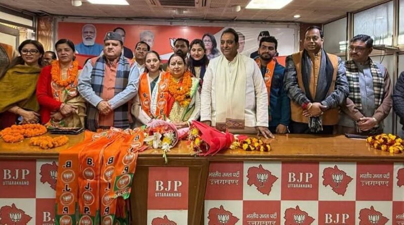 ब्लॉक प्रमुख व पार्षद सहित सैकड़ों लोग हुए भाजपा में शामिल, प्रदेश अध्यक्ष महेंद्र भट्ट बोले- पार्टी ज्वाइनिंग का जोश बता रहा , प्रदेश की जनता भाजपा के साथ