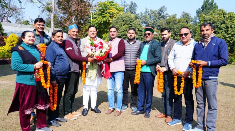 उपनल कर्मचारी संघ ने सीएम पुष्कर धामी से  की मुलाकात –   समान कार्य–समान वेतन’ के लिए जताया  आभार 