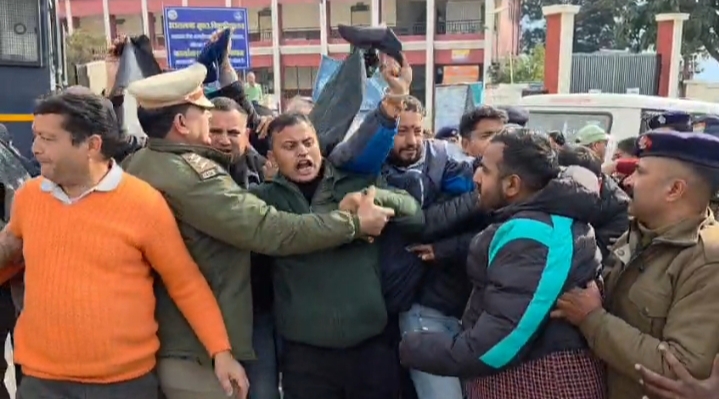 भाजपा प्रदेश अध्यक्ष महेन्द्र भट्ट के गोपेश्वर पहुंचने पर कांग्रेस ने किया विरोध प्रदर्शन, पुलिस प्रशासन के साथ धक्का-मुक्की और तीखी नोकझोंक,  कई कार्यकर्ता गिरफ्तार 