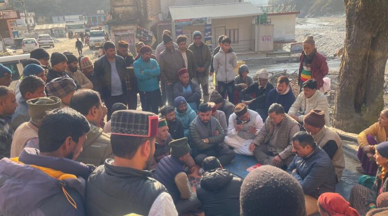 भाजपा प्रदेश मीडिया प्रभारी मनवीर चौहान के आश्वासन पर आपदा प्रभावितों का धरना स्थगित , पीड़ितों की समस्याओं को गंभीरता से सुना, डीएम से की वार्ता