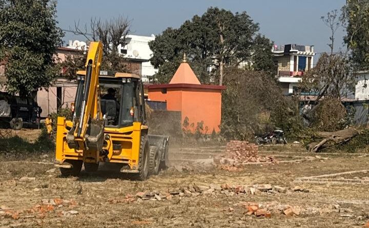 प्राधिकरण उपाध्यक्ष बंशीधर तिवारी के नेतृत्व में एमडीडीए लगातार चला रहा अवैध निर्माण व प्लॉटिंग के खिलाफ अभियान –हरभजवाला और मेहुवाला क्षेत्र में अवैध प्लॉटिंग पर चला पीला पंजा 