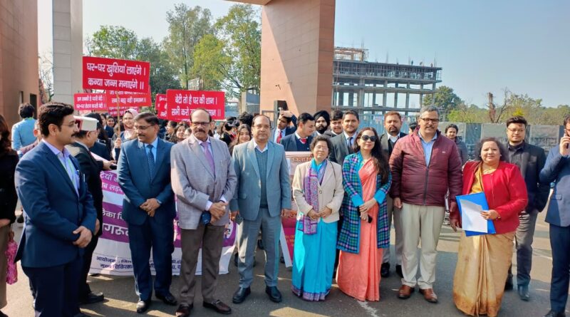 राष्ट्रीय बालिका दिवस पर वर्कशॉप का आयोजन  – डीजी हेल्थ डॉ सुनीता टम्टा ने कहा – लैंगिक भेदभाव के विरुद्ध अभियान को घर घर तक पहुंचाएं 