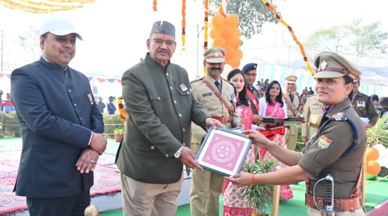 77वें गणतंत्र दिवस पर पुलिस लाइन रुद्रपुर में जनपद प्रभारी मंत्री जोशी ने फहराया राष्ट्रीय ध्वज : कहा – हमारे संविधान ने हमें समानता, स्वतंत्रता और बंधुत्व का अधिकार दिया 