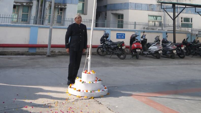 महानिदेशक बंशीधर तिवारी ने कहा -गणतंत्र दिवस भारतीय लोकतंत्र, संविधानिक मूल्यों और नागरिक कर्तव्यों के प्रति हमारी सामूहिक प्रतिबद्धता का प्रतीक,  गणतंत्र दिवस पर  सूचना भवन परिसर में  फहराया राष्ट्रीय ध्वज