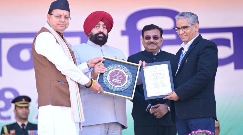 रिपब्लिक डे पर  गवर्नर परेड ग्राउंड में फहराया राष्ट्रीय ध्वज ,  सीएम धामी के साथ सराहनीय सेवाओं के लिए पुलिस एवं  अफसरों को किया सम्मानित , सूचना विभाग की झांकी को प्रथम  स्थान मिला