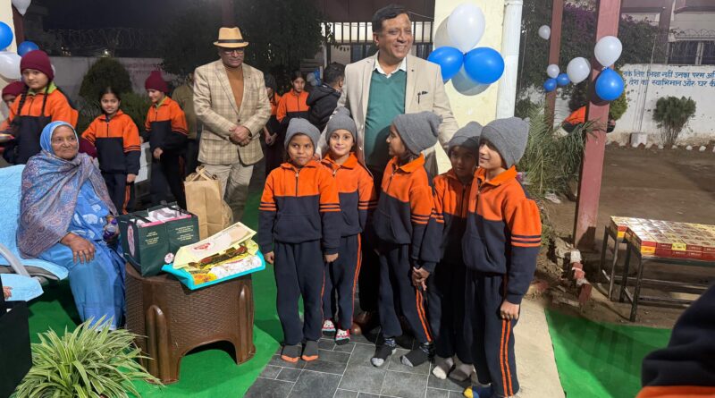 खुशियों की सौगात – महानिदेशक सूचना बंशीधर तिवारी अपने परिजनों के साथ पहुंचे नेताजी सुभाष चंद्र बोस आवासीय बालिका छात्रावास , बच्चों के बीच सादगी से मनाया अपना जन्मदिन , केक काटा और तोहफे दिए , अपनापन कराया महसूस