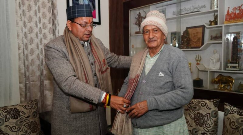 सीएम पुष्कर धामी ने पद्म भूषण सम्मान के लिए चयनित होने पर पूर्व मुख्यमंत्री एवं महाराष्ट्र के पूर्व राज्यपाल  कोश्यारी को आवास पर पहुंचकर दी मुबारकबाद 