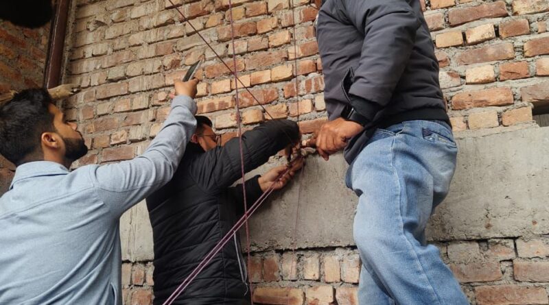 एमडीडीए ने ऋषिकेश में बहुमंजिला भवन पर की सीलिंग की कार्रवाई , चेताया – बिना स्वीकृत मानचित्र के किसी भी प्रकार का निर्माण या भू-उपयोग परिवर्तन  नहीं किया जाएगा बर्दाश्त