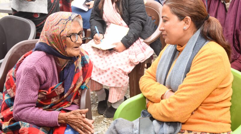 शानदार पहल -अम्मा, मंत्री नहीं आपकी बेटी मिलने आई है…. कैबिनेट मंत्री रेखा आर्या ने वृद्ध महिला आश्रमों की महिलाओं के साथ बिताया दिन