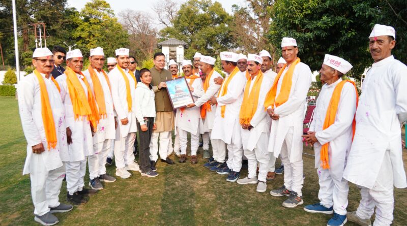 मुख्यमंत्री धामी को सीएम आवास में चम्पावत से आए होल्यारों ने दी होली की शुभकामनाएं, खड़ी एवं बैठकी होली के पारंपरिक लोकगीतों का हुआ सुमधुर गायन , किया सम्मानित