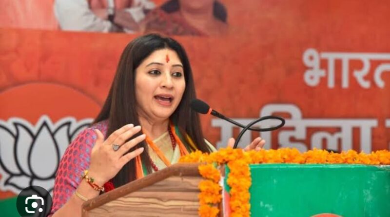 भाजपा उत्तराखंड की प्रदेश  महामंत्री दीप्ति रावत ने साधा निशाना – बोलीं, कांग्रेस का हाथ, उत्तराखंड विरोधी समाजवादी पार्टी के साथ