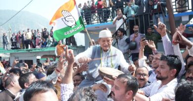 भराड़ीसैण में विधानसभा बजट सत्र के दूसरे दिन कांग्रेस ने विभिन्न जन मुद्दों को लेकर सरकार को  घेरा, सड़कों पर सरकार के खिलाफ महासंग्राम देखने को मिला