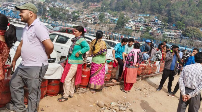 एलपीजी- पेट्रोल रोकने को उत्तरकाशी जिला प्रशासन मुस्तैद, रसोई गैस के लिए सुबह चार बजे से लगी लाइन