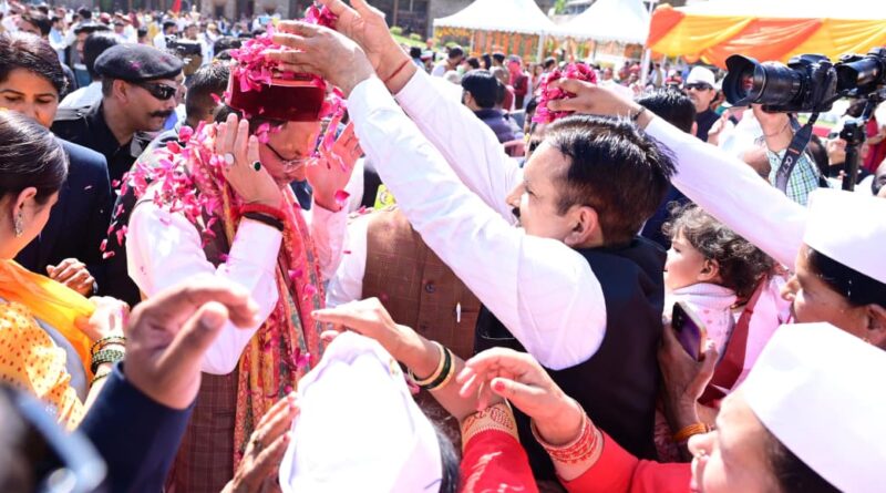 भाजपा मुख्यालय में कार्यकर्ताओ ने मुख्यमंत्री धामी संग मनायी होली, जमकर उड़ा अबीर गुलाल, कार्यक्रम में मंत्री, विधायक और पार्टी पदाधिकारी हुए शामिल