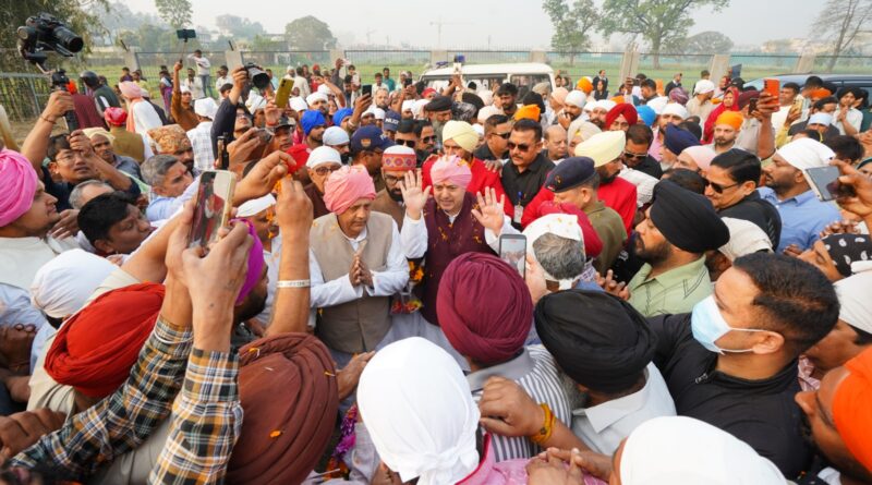 94 फीट ऊंचे नए ध्वजदण्ड को कंधों पर उठाकर श्री दरबार साहिब पहुंची संगतें,  श्री दरबार साहिब लाए गए नए ध्वजदण्ड का परंपरा के अनुसार विधि विधान से हुआ पूजन