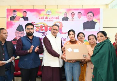 सराहनीय कार्य – कैबिनेट मंत्री जोशी ने दिया अंतर्राष्ट्रीय महिला दिवस पर पूर्व सैनिक की बेटी को लैपटॉप का उपहार