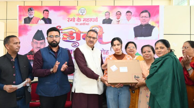 सराहनीय कार्य – कैबिनेट मंत्री जोशी ने दिया अंतर्राष्ट्रीय महिला दिवस पर पूर्व सैनिक की बेटी को लैपटॉप का उपहार