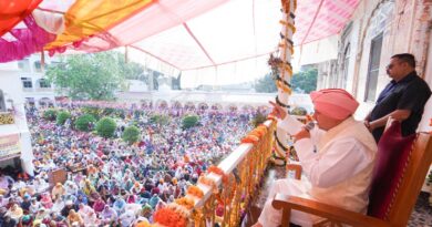 दरबार साहिब व  झण्डा साहिब में चला दर्शनों व मनौतियों का क्रम, श्रीमहंत देवेन्द्र दास महाराज ने संगतों को दिए दर्शन व आशीर्वाद