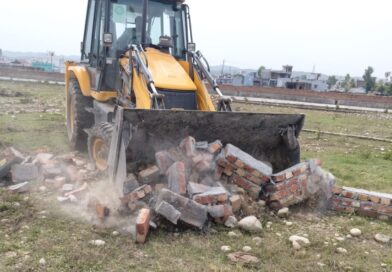 प्राधिकरण का एक्शन जारी- गणेशपुर में 30 बीघा की अवैध प्लॉटिंग पर चला एमडीडीए का बुलडोजर, ध्वस्त की गई