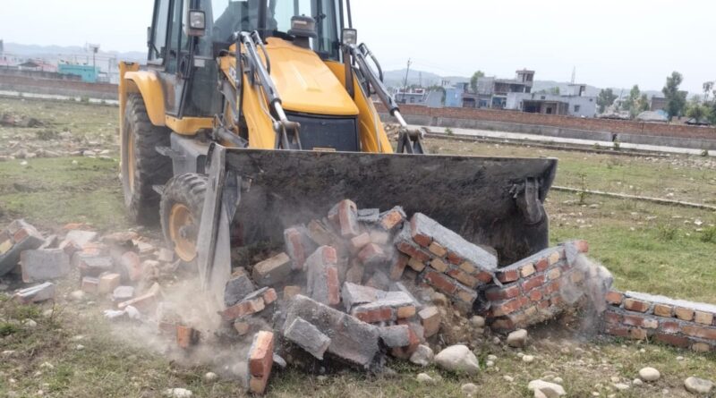 प्राधिकरण का एक्शन जारी- गणेशपुर में 30 बीघा की अवैध प्लॉटिंग पर चला एमडीडीए का बुलडोजर, ध्वस्त की गई