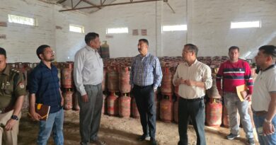 जिला प्रशासन की बड़ी कार्यवाही- 17 गैस एजेंसियों, 45 प्रतिष्ठानों, व 5 पेट्रोल पम्पो का औचक निरीक्षण, 19 सिलेंडर जब्त, गैस की कालाबाजारी में 02 गिरफ्तार, 2 मुकदमें दर्ज