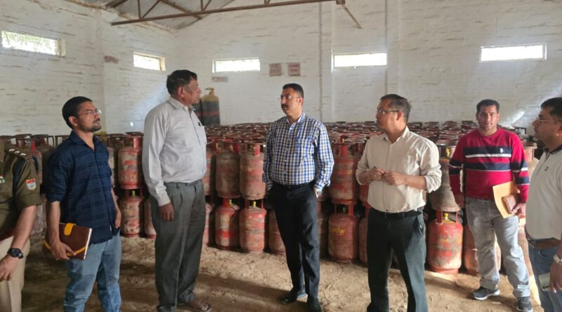 जिला प्रशासन की बड़ी कार्यवाही- 17 गैस एजेंसियों, 45 प्रतिष्ठानों, व 5 पेट्रोल पम्पो का औचक निरीक्षण, 19 सिलेंडर जब्त, गैस की कालाबाजारी में 02 गिरफ्तार, 2 मुकदमें दर्ज