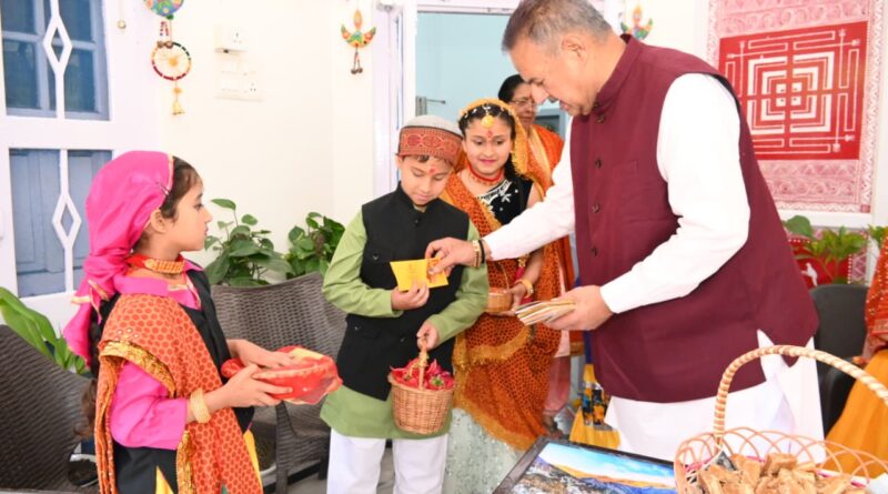 कृषि मंत्री जोशी ने कहा – लोक पर्व फूलदेई  प्रकृति, खुशहाली और नई ऊर्जा का प्रतीक ,बच्चों ने पारंपरिक लोकगीत गाकर पर्व की खुशियों को और बढ़ाया