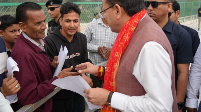 मुख्यमंत्री धामी ने लोहियाहेड में जनप्रतिनिधियों व जनता  से मुलाकात कर सुनी जनसमस्याएं , अफसरों को समस्याओं का समाधान करने के निर्देश