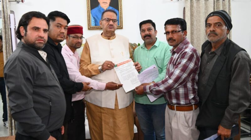 मसूरी क्षेत्र के पूर्व ग्राम प्रधानों से मिले कैबिनेट मंत्री जोशी, अपने-अपने क्षेत्रों की समस्याओं, जरूरतों एवं विकास कार्यों से जुड़े सुझाव रखे