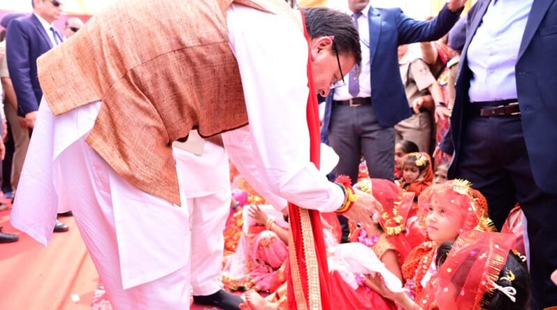 सामूहिक कन्या पूजन कार्यक्रम में पहुंचे सीएम पुष्कर धामी, 1100 कन्याओं के पूजन को अत्यंत सौभाग्यपूर्ण बताया