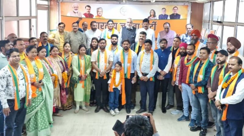 पूर्व श्रम उपआयुक्त समेत बड़ी संख्या में लोग भाजपा में शामिल, सभी नए सदस्यों ने पीएम मोदी और सीएम धामी के नेतृत्व में राष्ट्र निर्माण की मुहिम में सहभागी बनने का लिया प्रण