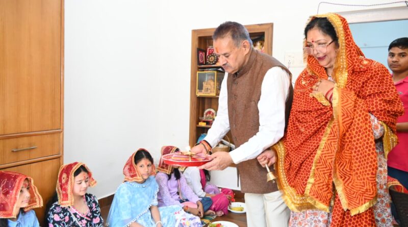 कैबिनेट मंत्री जोशी ने महाअष्टमी पर किया 151 कन्याओं का सामूहिक पूजन ,कन्याओं को चुनरी ओढ़ाई,  पांव पखारे, आरती उतारी व श्रद्धापूर्वक भोजन कराया