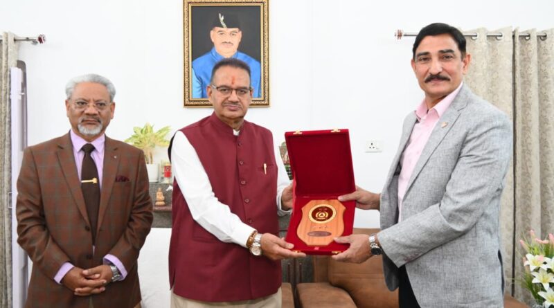 सैनिक कल्याण मंत्री  जोशी से मिले गढ़वाल राइफल्स के कर्नल ऑफ द रेजिमेंट लेफ्टिनेंट जनरल दिनेश राणा , पूर्व सैनिकों के कई मुद्दों पर मंथन