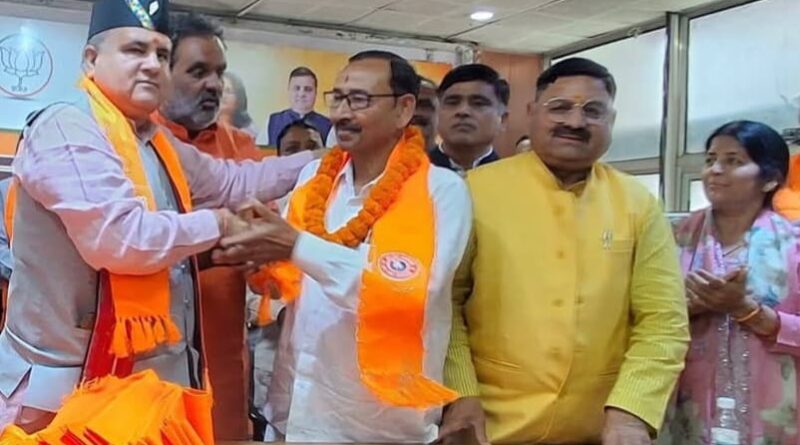 ब्लॉक प्रमुख, सभासदों और पूर्व चेयरमैन सैकड़ों समर्थकों संग हुए भाजपाई,  पार्टी प्रदेश अध्यक्ष महेंद्र भट् ने चमोली, देहरादून और हरिद्वार के जॉइनिंग कार्यक्रम में तीन शिफ्ट में ग्रहण  कराई सदस्यता 