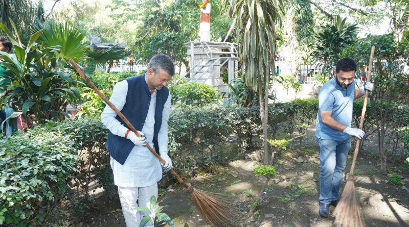 स्वच्छता सप्ताह : महापौर व नगर आयुक्त की अगुवाई में नगर निगम देहरादून ने कई स्थानों पर चलाया सफाई अभियान , लोगों को किया जागरूक