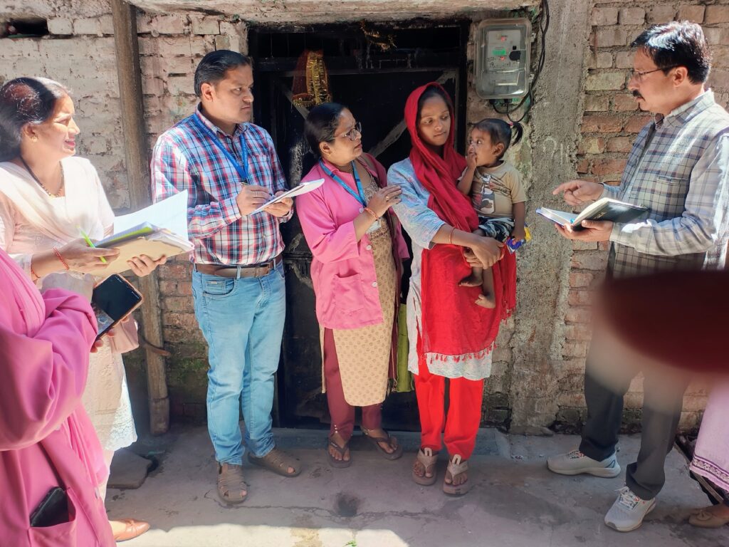 संस्थागत प्रसव को बढ़ावा देने का संदेश देने घर-घर जा रही स्वास्थ्य विभाग की टीम,कई  क्षेत्रों में चिन्हित गर्भवती महिलाओं के परिजनों से की बातचीत 