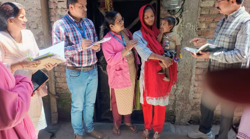 संस्थागत प्रसव को बढ़ावा देने का संदेश देने घर-घर जा रही स्वास्थ्य विभाग की टीम,कई  क्षेत्रों में चिन्हित गर्भवती महिलाओं के परिजनों से की बातचीत 