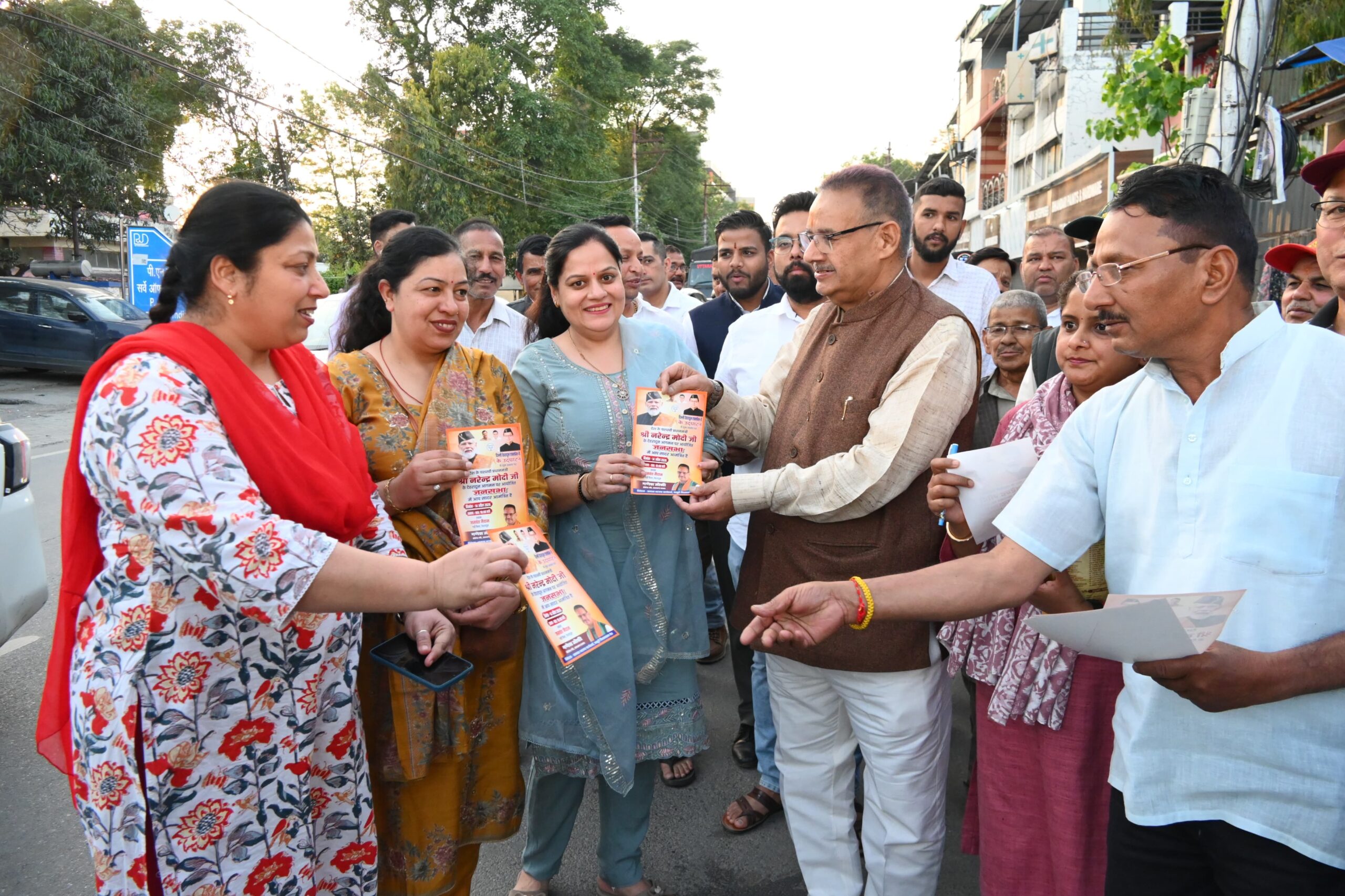 कैबिनेट मंत्री जोशी ने कहा – प्रधानमंत्री  मोदी का उत्तराखंड से विशेष लगाव ,  उत्तराखण्ड आगमन पर हाथीबड़कला बाजार में जनसंपर्क कर  दिया लोगों को निमंत्रण 