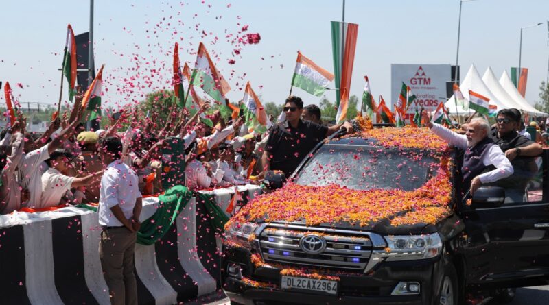 देवभूमि में प्रधानमंत्री मोदी का भव्य व ऐतिहासिक स्वागत, 12 किमी लंबे रोड शो में बड़ी संख्या में उमड़े लोग , जनता के अपार प्रेम और समर्थन से  बेहद खुश और उत्साहित दिखाई दिए पीएम 